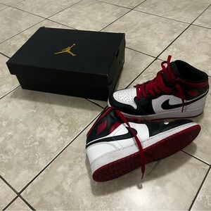 Amazing Condition Jordan 1s Mid (COMES WITH BOX)